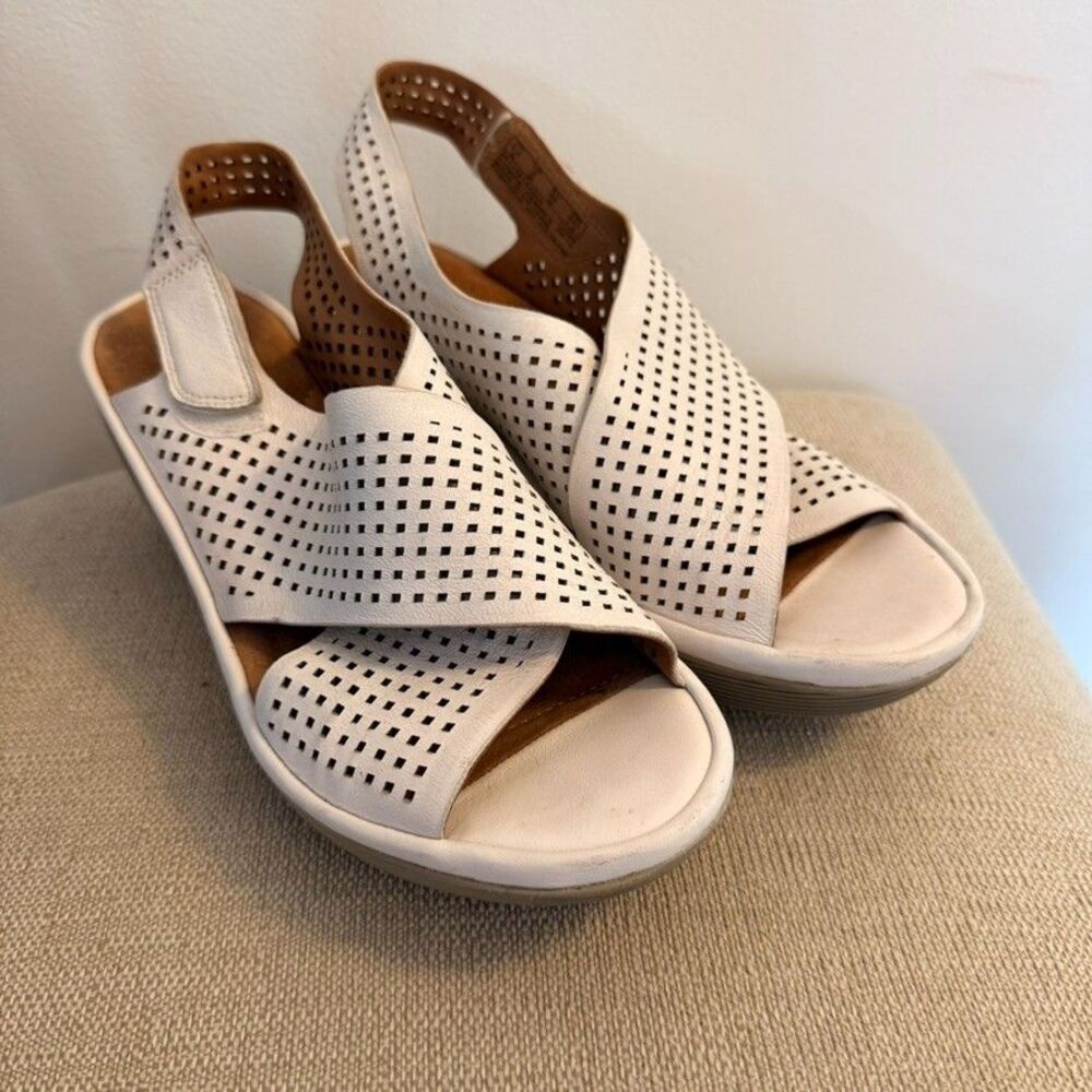 Clarks Artisan Sandals Womens 8 White Leather Perforated Slingback Comfort Shoes